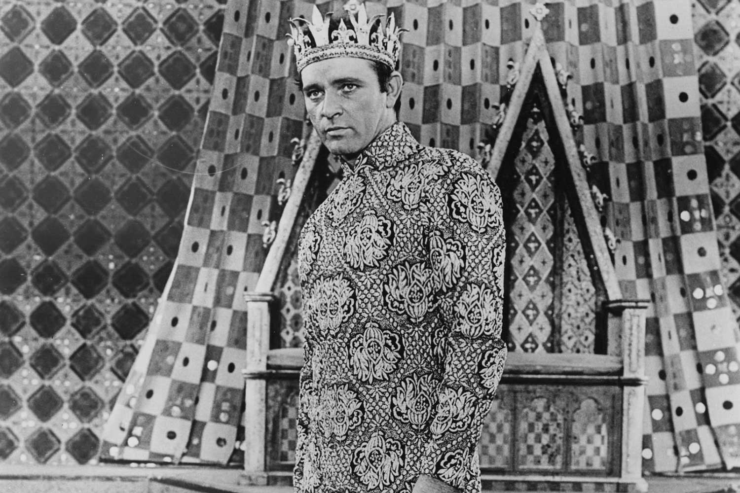Richard Burton on stage as King Arthur in the Broadway musical 'Camelot', 1960 (Photo by Archive Photos/Getty Images)