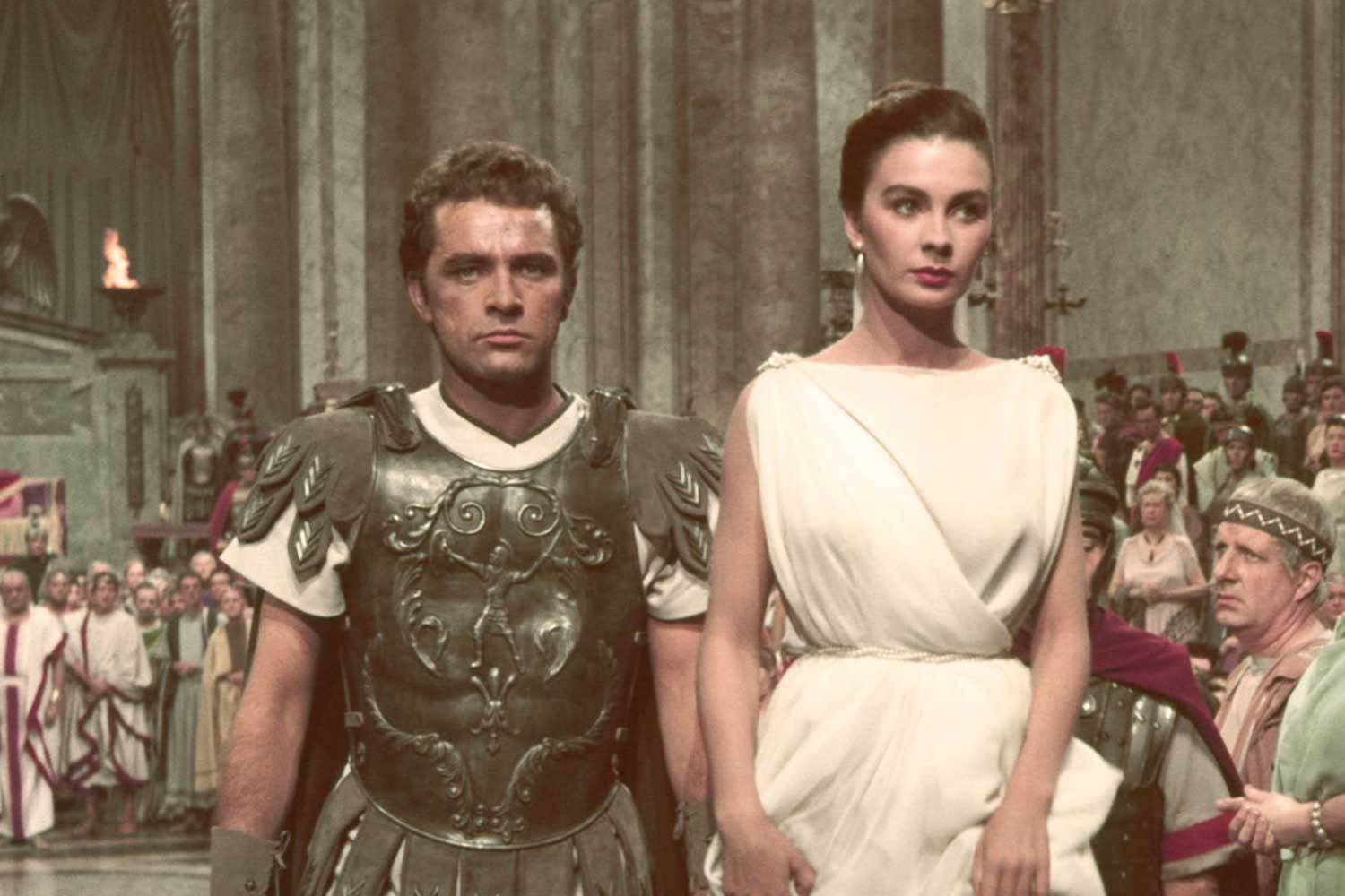 Richard Burton as Roman soldier Marcellus Gallio and Jean Simmons as Diana in the biblical epic film 'The Robe', 1953 (Photo by Silver Screen Collection/Getty Images)