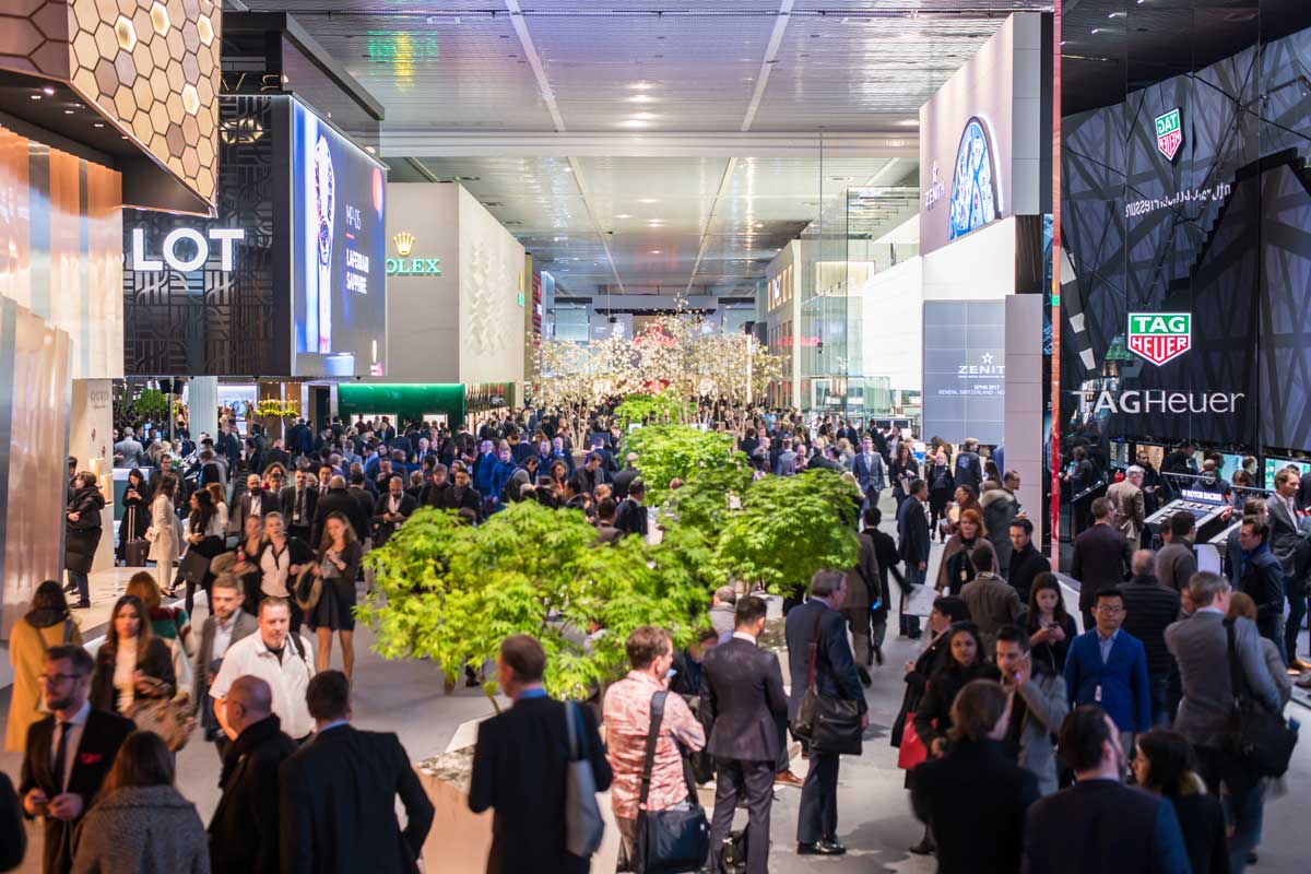 An extremely crowded entranceway into Baselworld's prime Hall 1.0