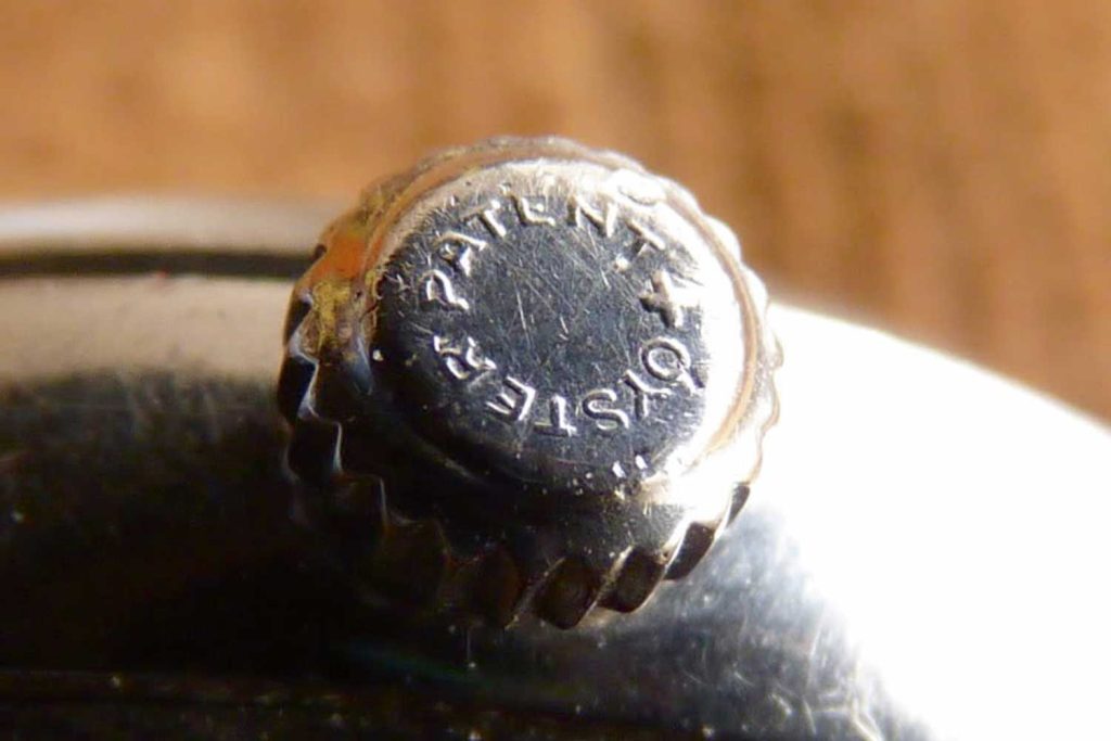 The markings on the 7809’s original winding crown