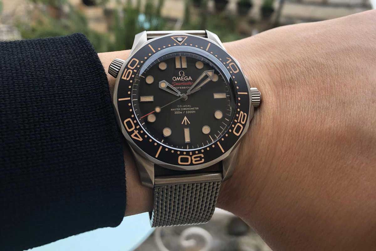 The brand new Seamaster Diver 300M features the Broad Arrow and is housed in grade 2 titanium with a grade 2 titanium mesh Milanese-style flat bracelet, a first for the series and designed with input from Daniel Craig himself