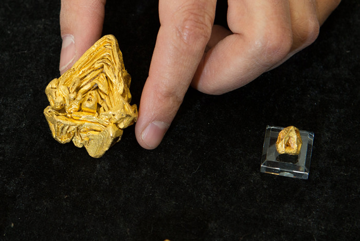 A 217.78g gold crystal identified as the world's largest (Image: jckonline.com)