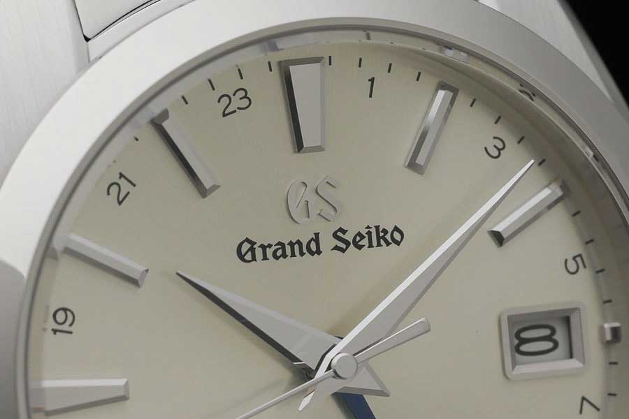 The Grand Seiko Heritage Quartz GMT SBGN011, featuring a 9F86 caliber.