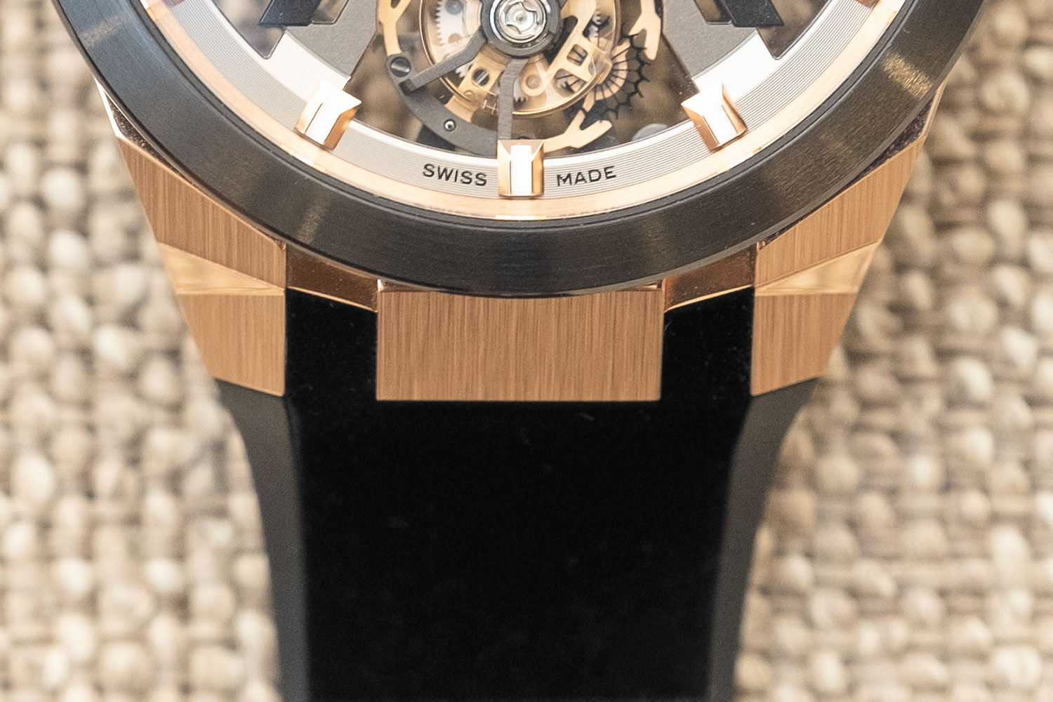 Close look at the finishing on the horns of the case of the Ulysse Nardin Rose Gold Blast (ref. T-1725-400/02) on a velvet strap (©Revolution)