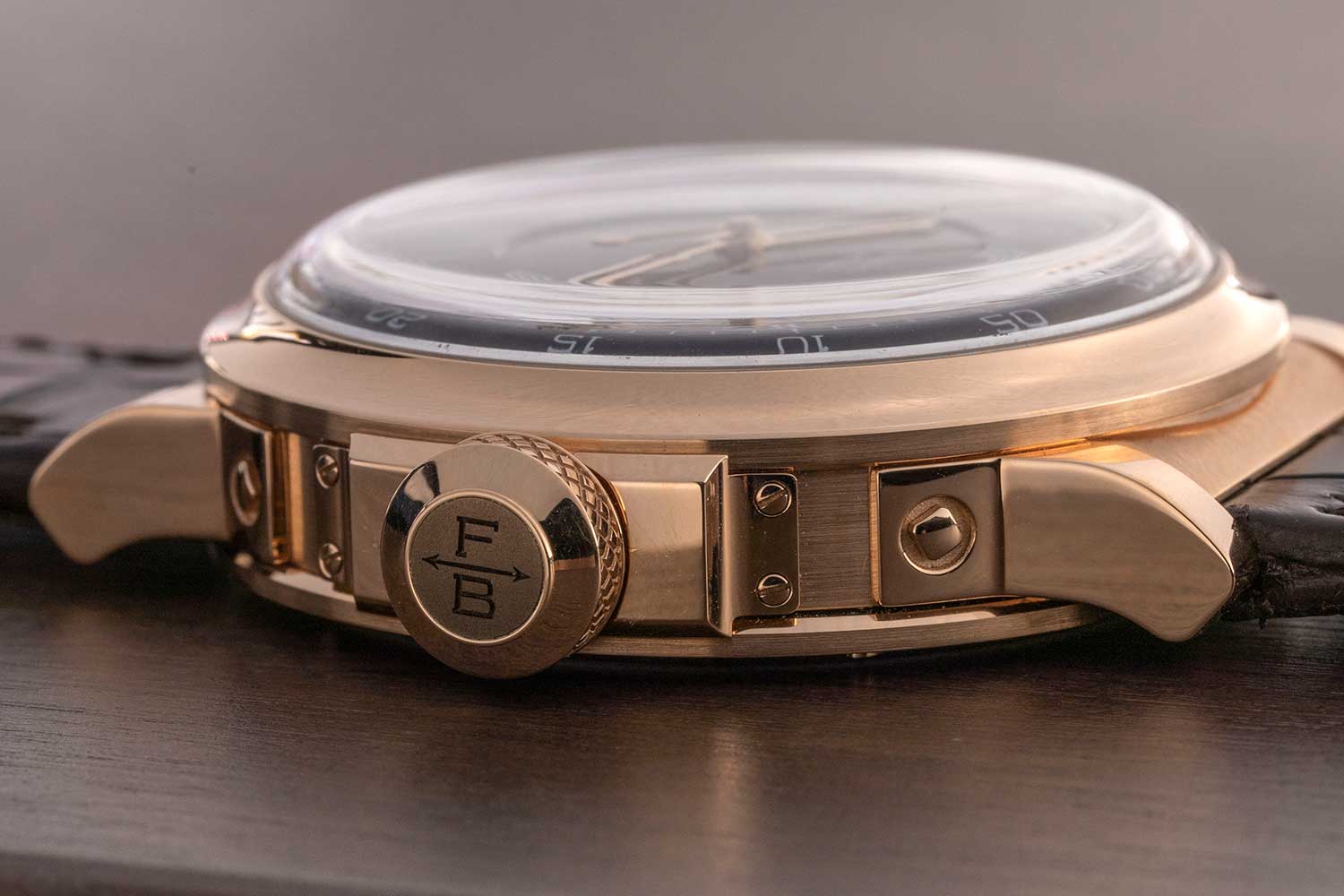 The crown side of the Ferdinand Berthoud Chronomètre FB 2RE's case in rose gold (ref. FB 2RE.2) showcasing the boxed sapphire crystal and the modular construction (©Revolution)