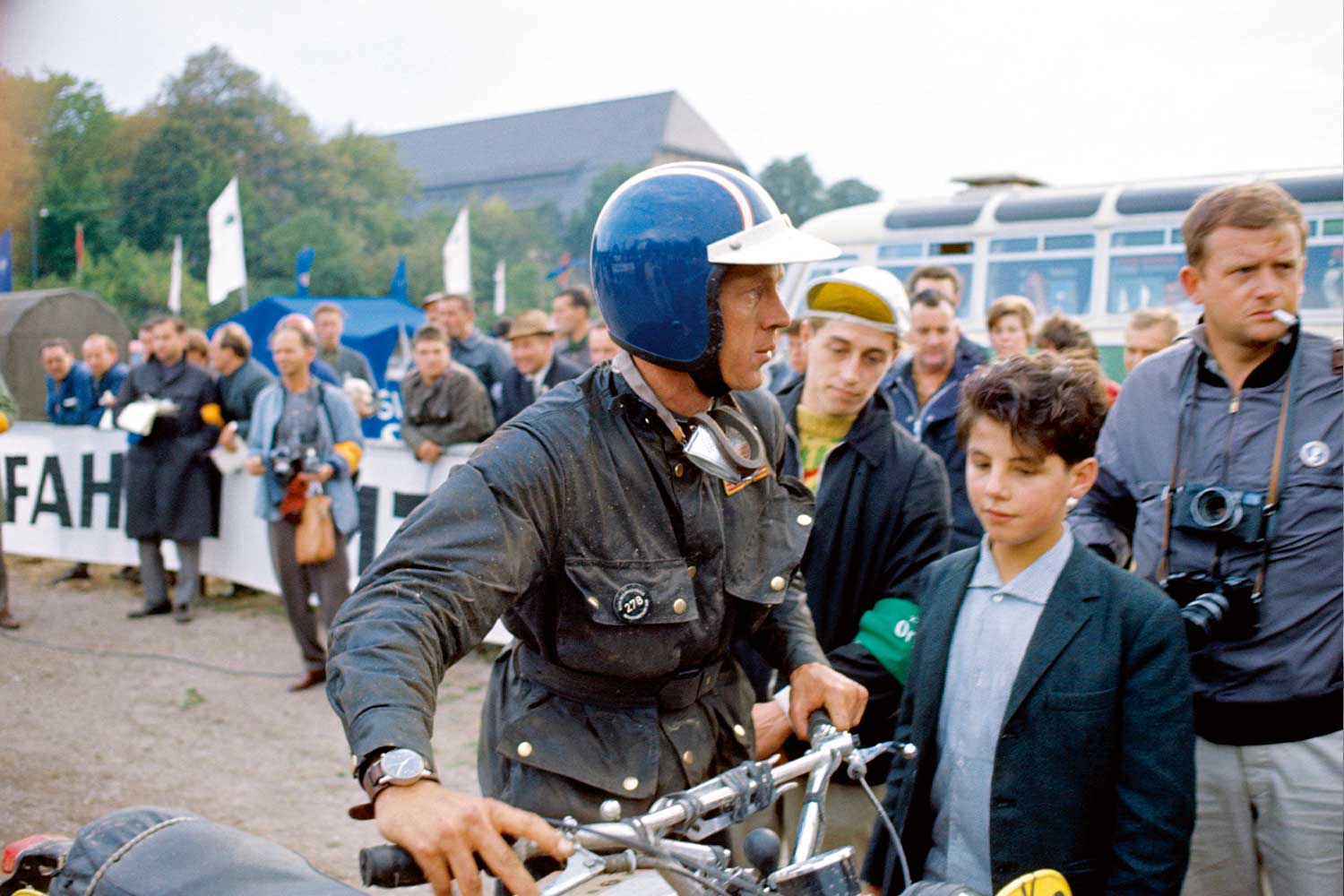 Erfurt, East Germany (GDR), September 1964: Motocross World Championship (enduro): Steve McQueen, flag bearer of the American delegation, participates in the Six Days of Erfurt on a Triumph 750 cm3 motorcycle , number 278. He himself financed the team of the United States, composed with biker friends: here, the helmeted actor walking while holding his motorcycle during an arrival. (Photo by Francois Gragnon / Paris Match via Getty Images)
