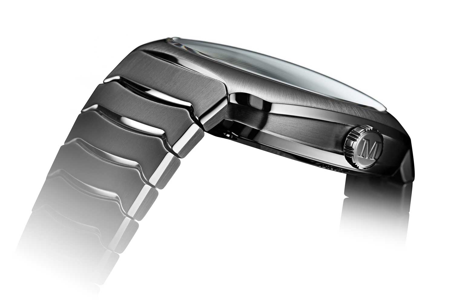 Like the segments of a lobster tail, the integrated stainless steel bracelet and case become one.
