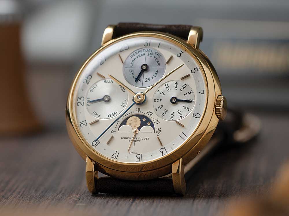 An excellent example of the Second-Series ref. 5516 with the leap-year indicator at 12 o'clock, sans the 48-month scale; the watch seen here is presently part of the Pygmalion Gallery's private collection (Image: Photo and watch, property of Pygmalion Gallery)