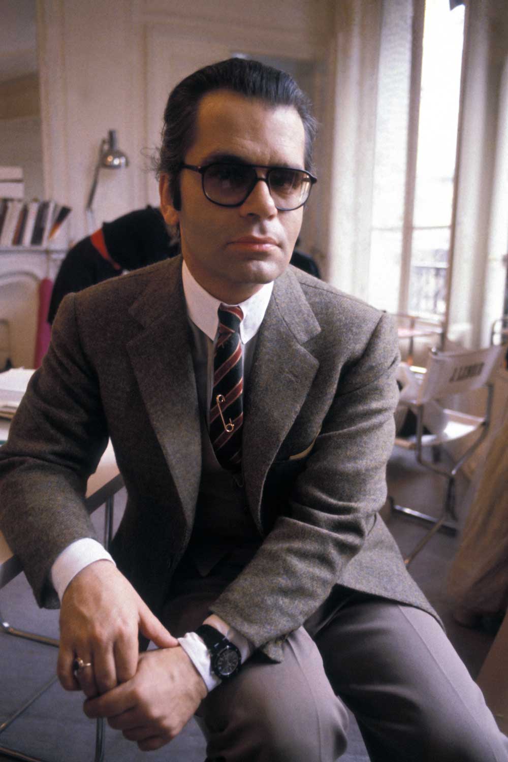 Portrait of Karl Lagerfeld, circa 1970, in Paris, France. On his left wrist is the unmistakable Royal Oak, which he had specially blacked out to suit his own style (Photo by Daniel SIMON / Gamma-Rapho via Getty Images)
