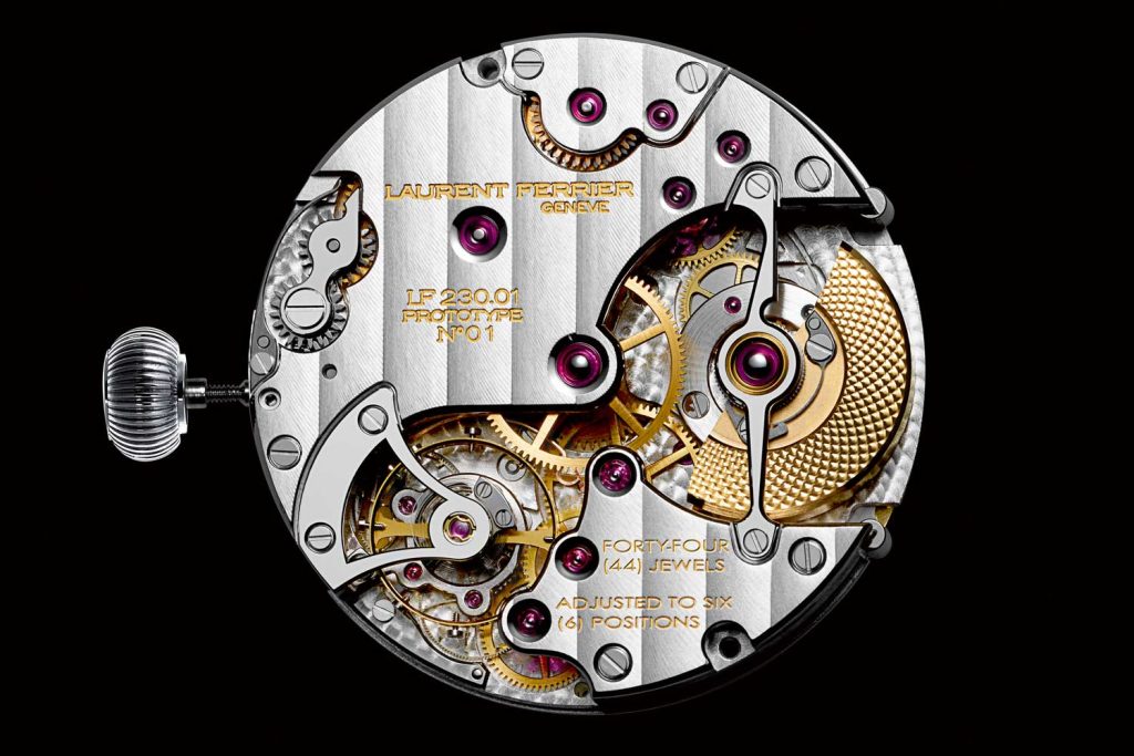The additional mechanism to display the home and local time is integrated into the baseplate of the movement.