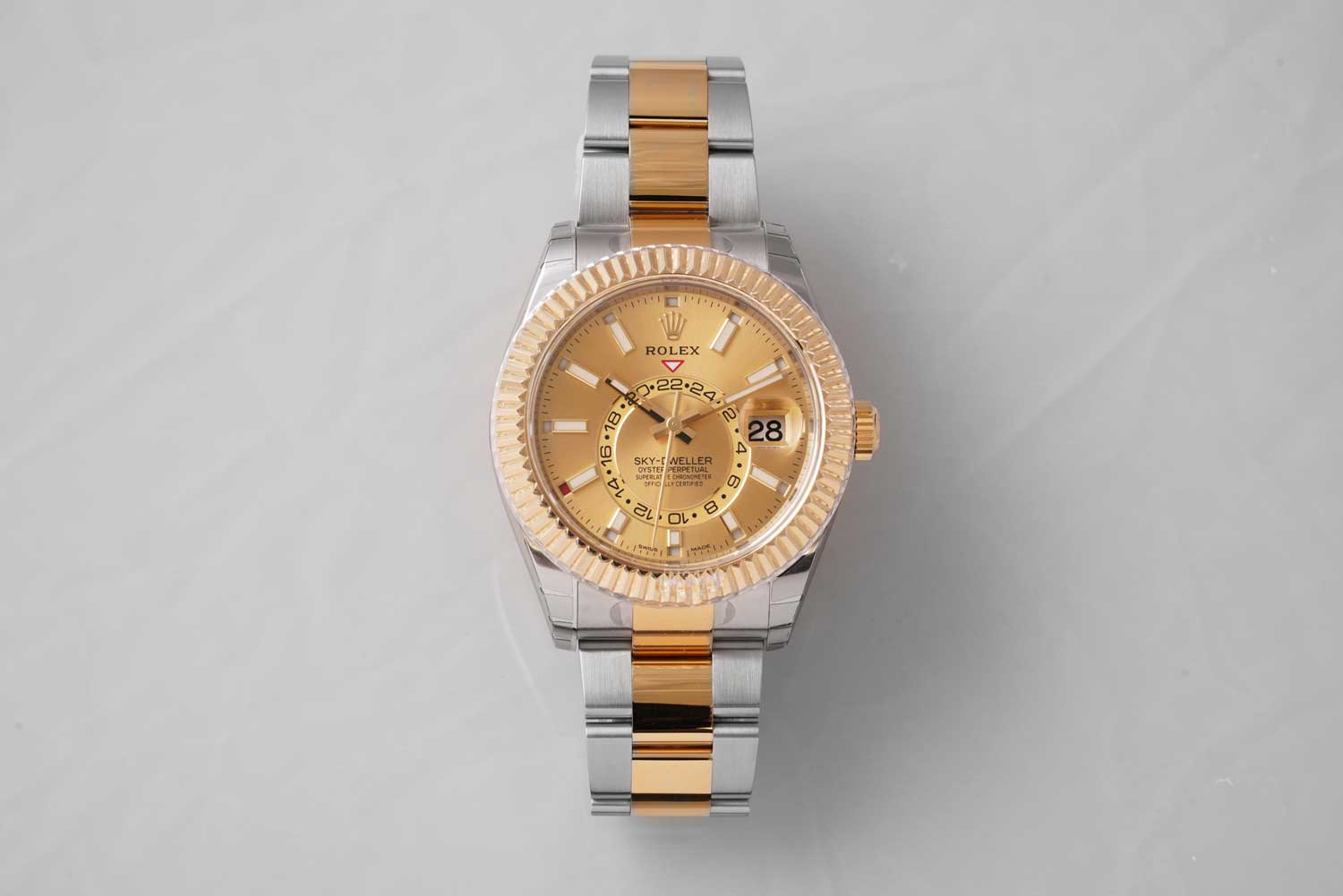 The Oyster Perpetual Sky-Dweller (Reference 326933) in Yellow Rolesor with a champagne-colour dial and an Oyster bracelet (©Revolution)