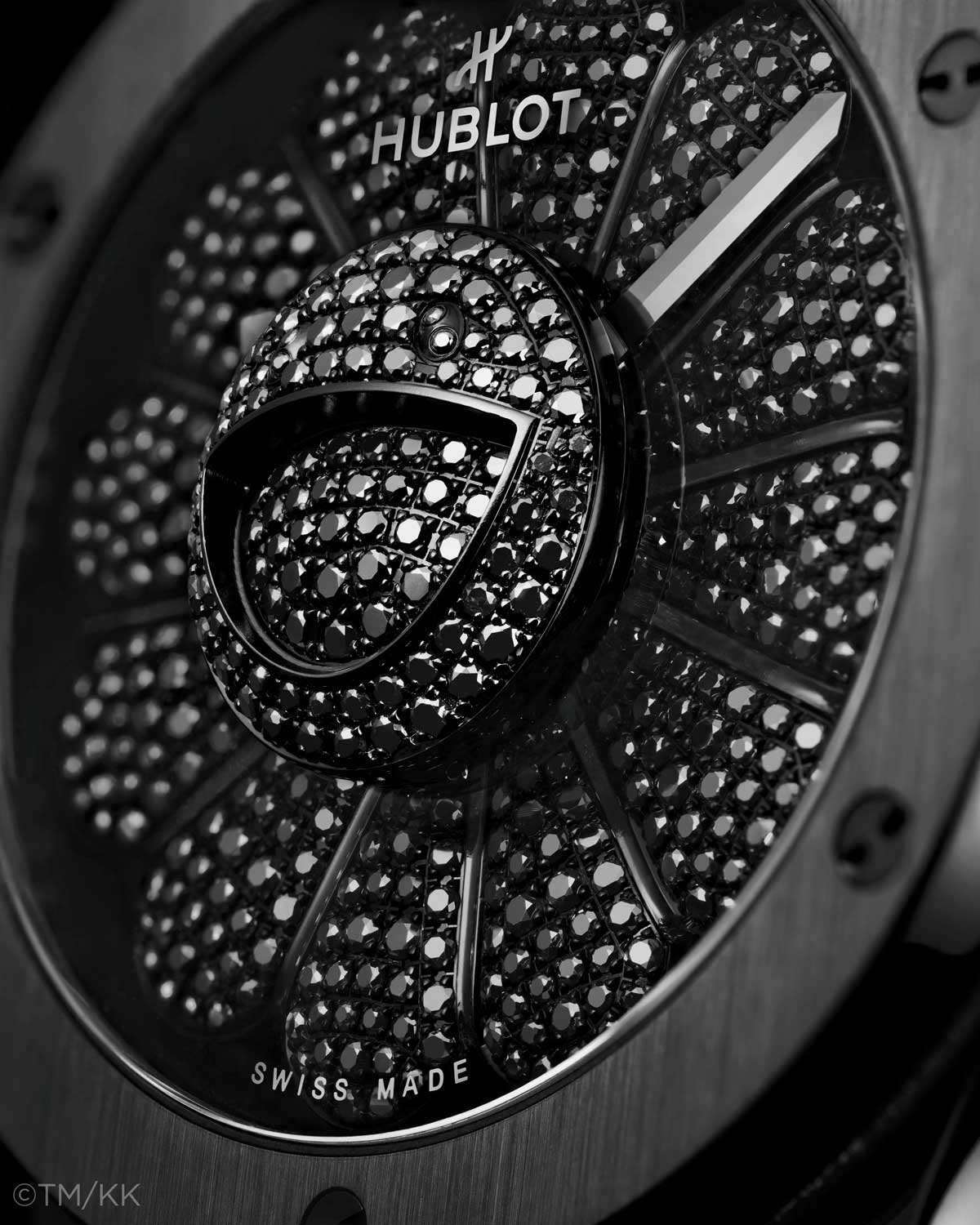 The smiling flower on the Hublot Classic Fusion Takashi Murakami All Black features a domed flower face and 12 free-spinning petals, adorned with 563 black diamonds
