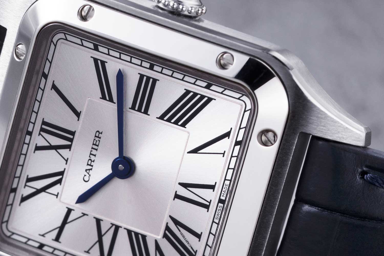 Interesting to note that since its reintroduction in 2019, the bezel of the Santos-Dumont features small screws as opposed to rivets (©Revolution)