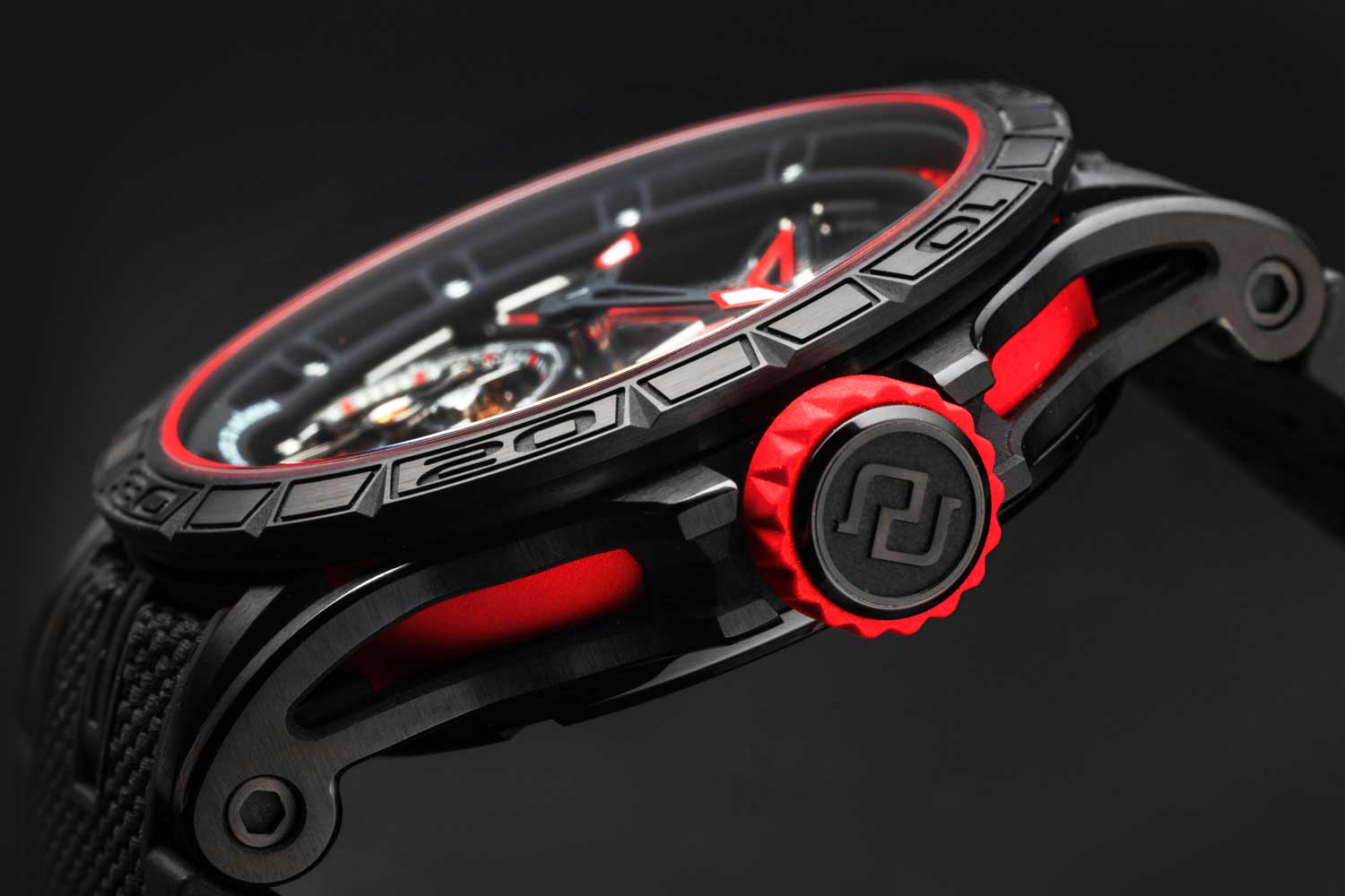 The new Excalibur Spider Pirelli also offers a quick interchangeable strap feature