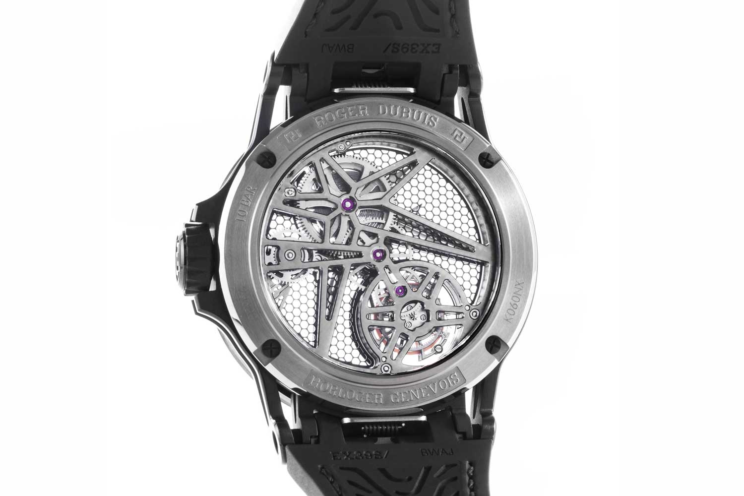 The watch features a circular-grained main plate and bridges with NAC coating. The grill décor with its hexagonal pattern between the main plate and the bridges accentuates the overall design of Calibre RD510SQ