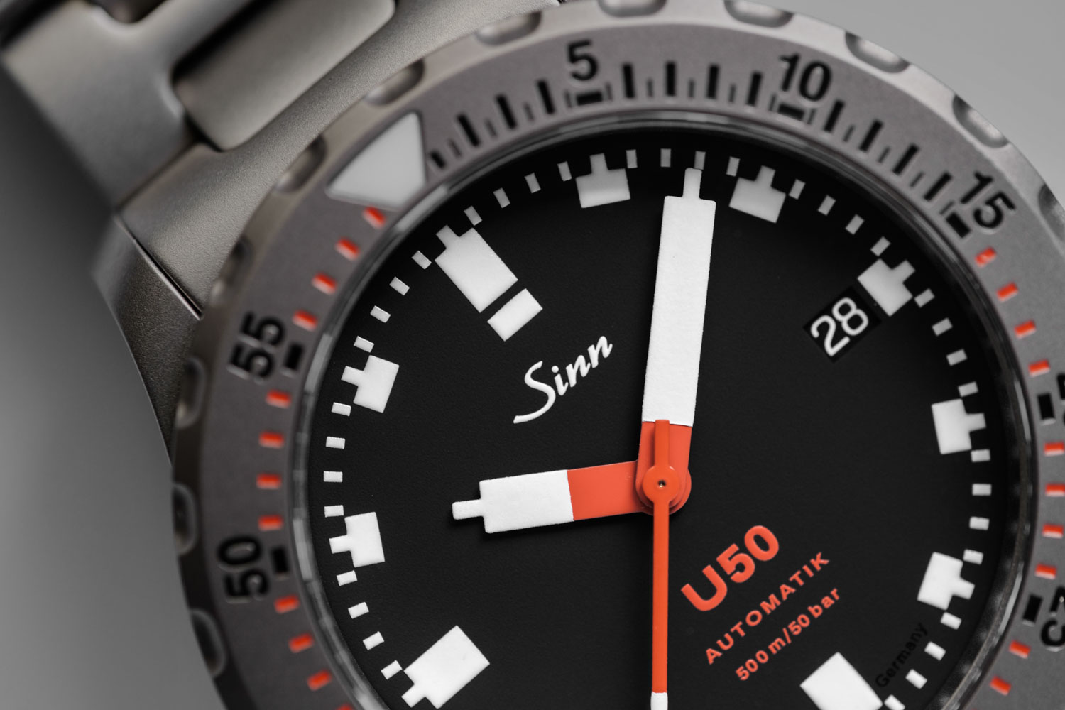 The TEGIMENT treated bezel of the SINN U50 features deep engravings for large legible markings on the dive scale of the watch (©Revolution)