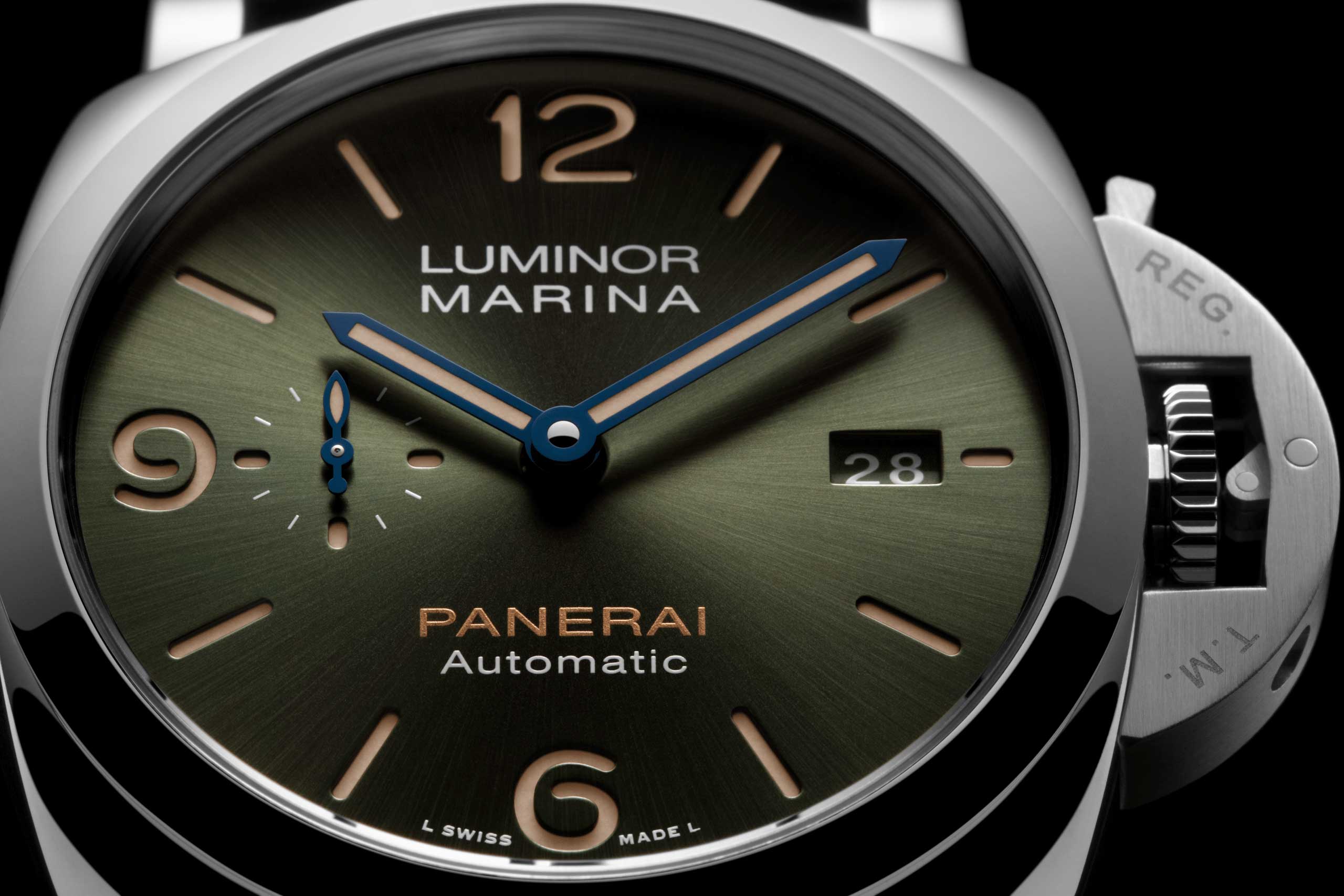 The dial of the Platinumtech Luminor Marina (PAM01116) is in olive green with satiné soleil decoration, sandwich structure, featuring Arabic numerals and indexes in beige Super-LumiNovaTM with green luminescence; seconds at 9 o’clock and date at 3 o’clock
