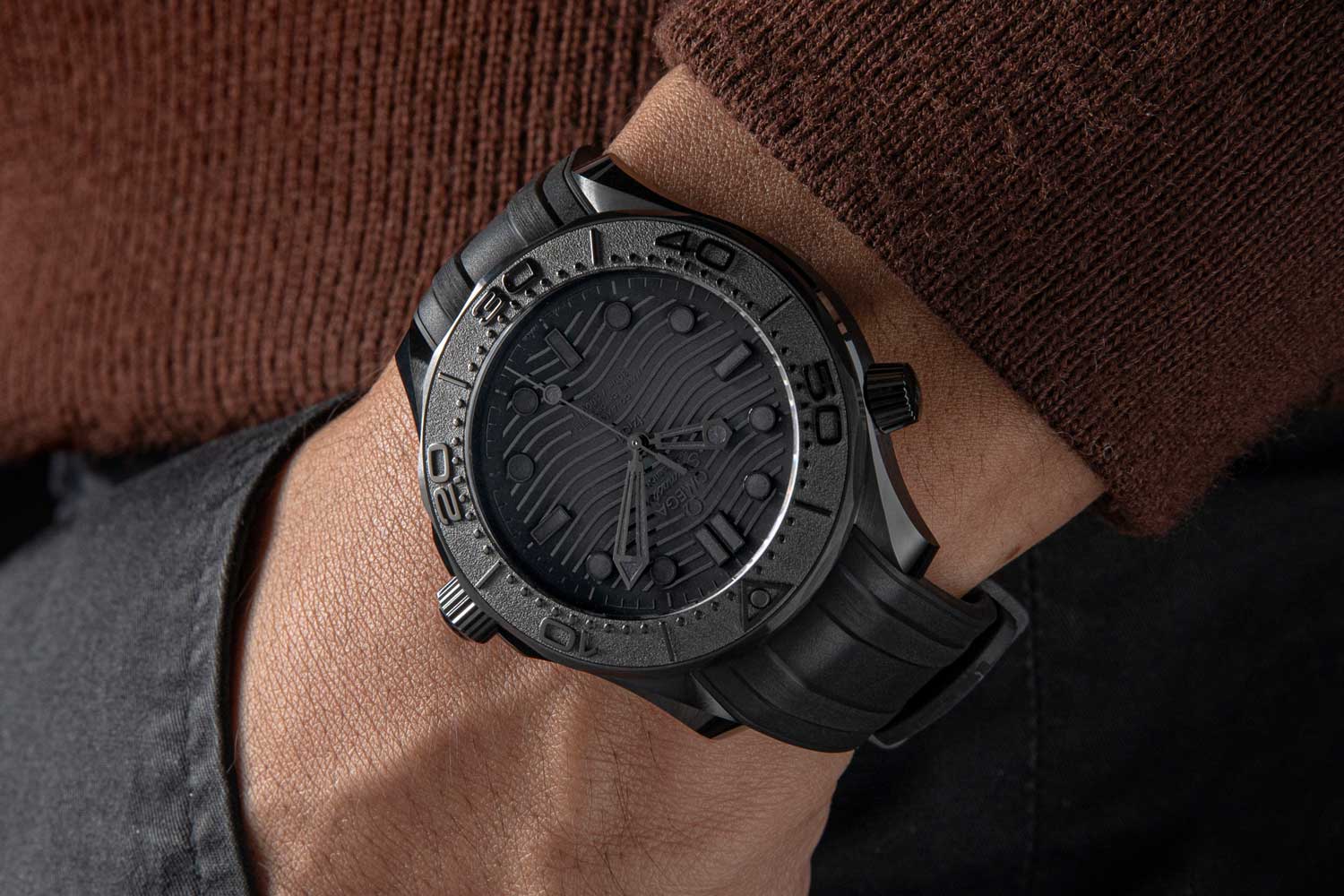 The Omega Seamaster Black Black Diver 300 has a matt surface decorated with a unique pattern that resembles “dinosaur skin”. It has the added advantage of not showing fingerprints. (©Revolution)