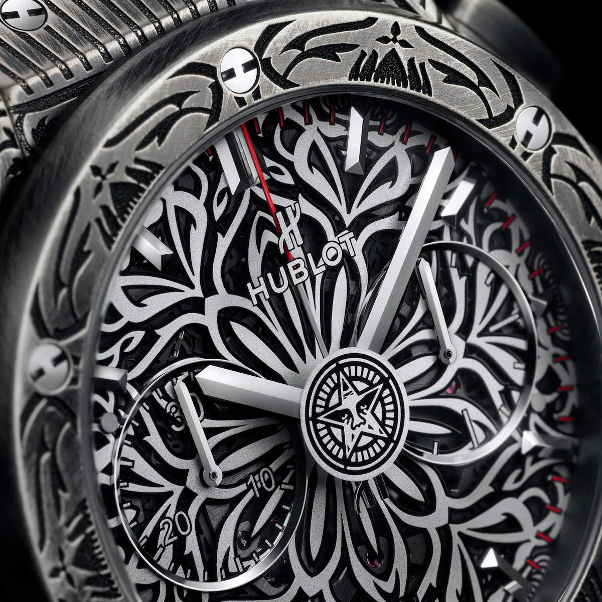 The engraving on the case, bezel, and dial is inspired by the mandala motif. Given all its details, the watch's symmetry is remarkable.