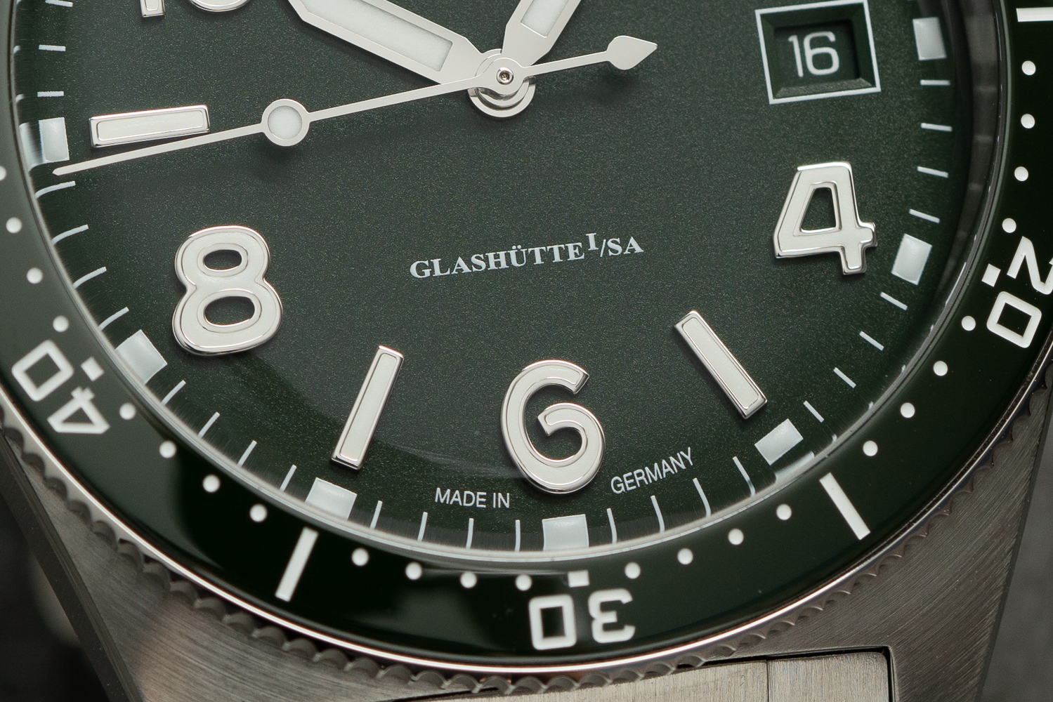 Glashütte Original SeaQrich green lacquered dial, silver applied numerals, SuperLumiNova inlaid indices and hands. Photo credit: Scott Sitkiewitz