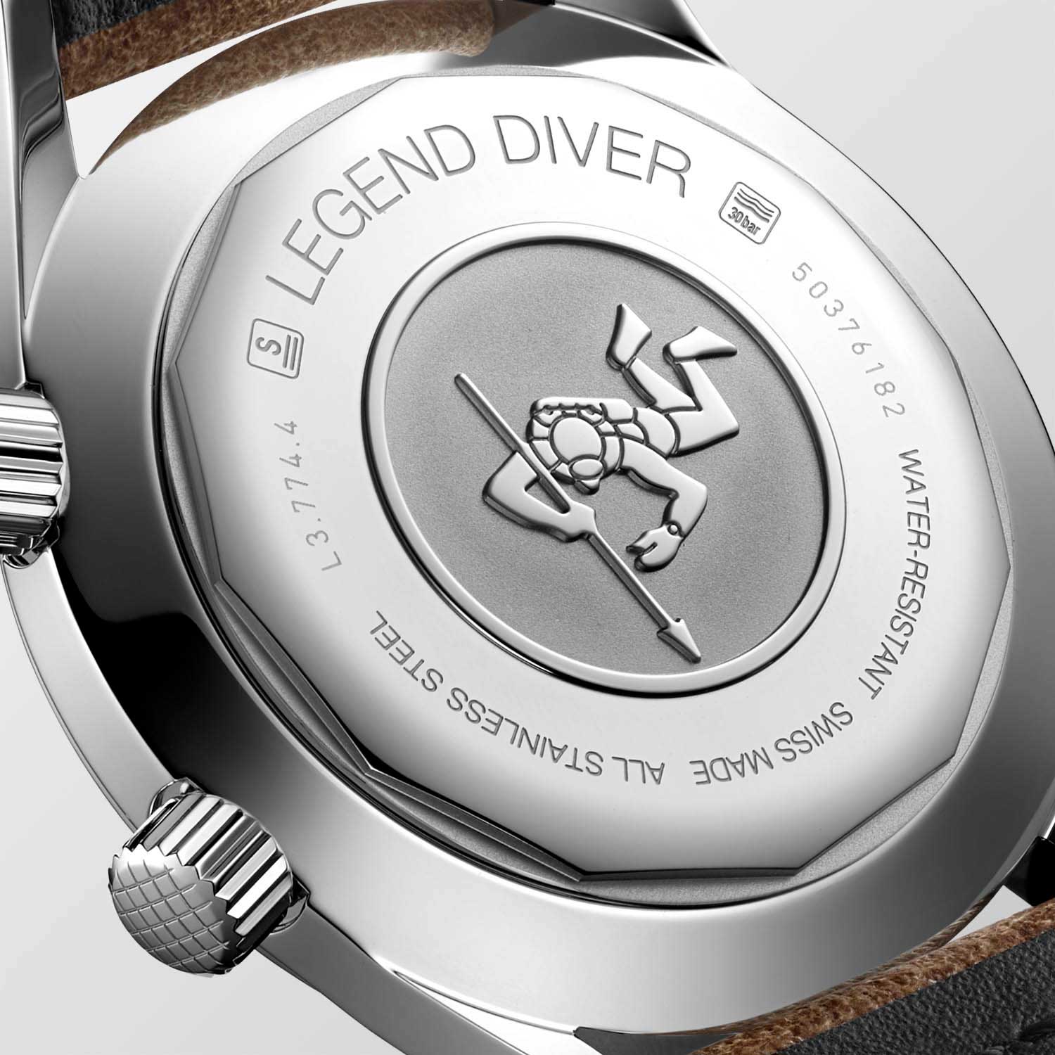 Like in the original model, the new watches are engraved with a diver’s figure on the caseback