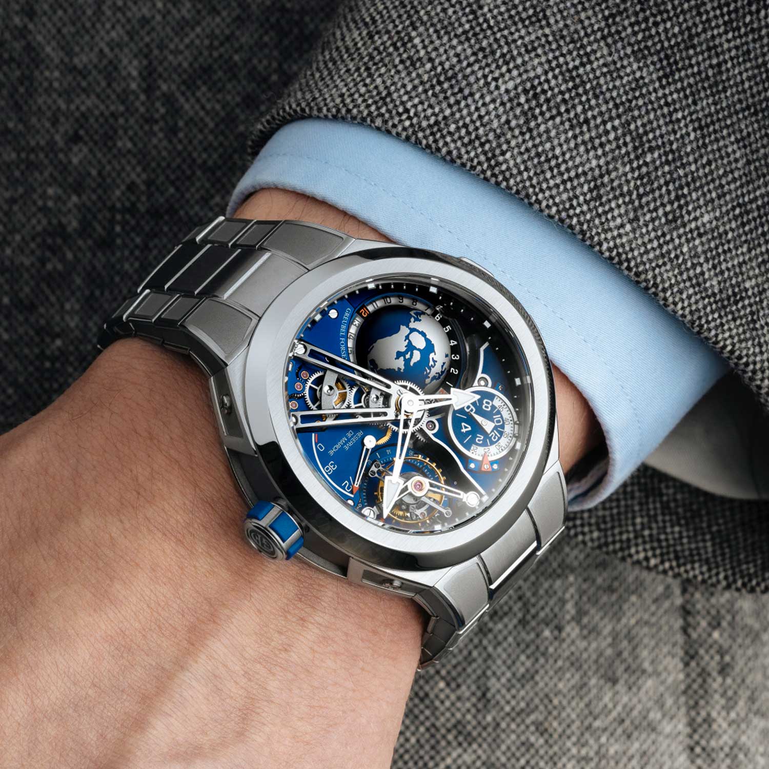 This is Greubel Forsey’s first timepiece in an all blue colorway, right from the mainplate to the globe and the second time zone dial, everything is in the same blue hue.