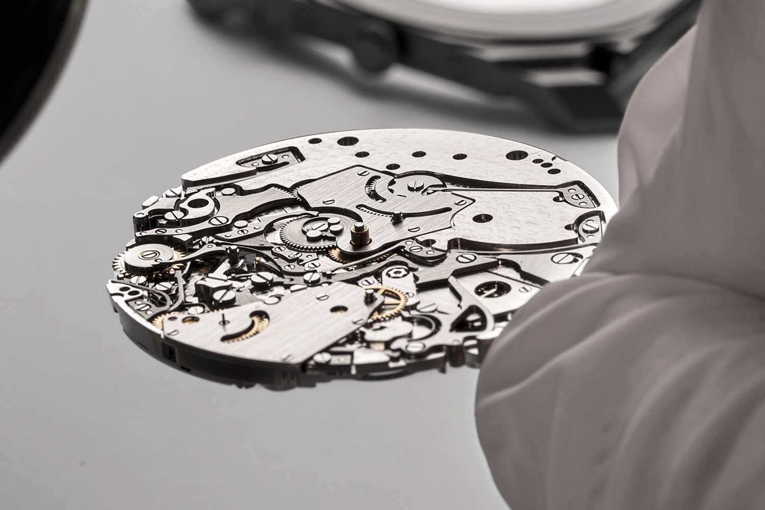 For the Octo Finissimo Perpetual Calendar, Bvlgari made their own micro-rotor driven movement, which is all of 2.75mm in thickness and which fits in a case that is an incredible 5.8mm in thickness.