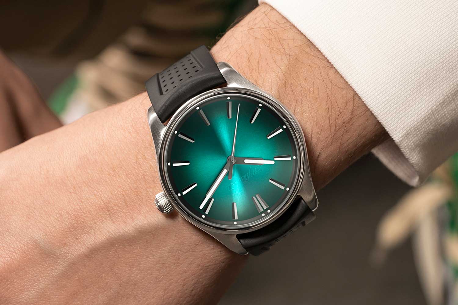The watch can be paired with a variety of straps - a turquoise Kevlar strap or rubber strap for a casual finish, a steel bracelet or an alligator leather strap for a dressy look.