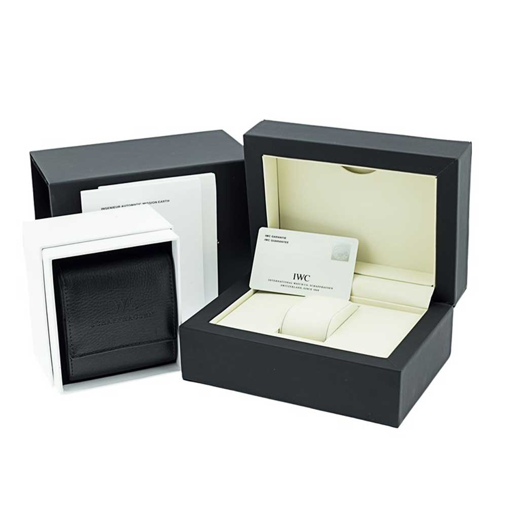 The present example of the ref. 323603 comes with the original papers and Watchfinder’s two-year warranty.