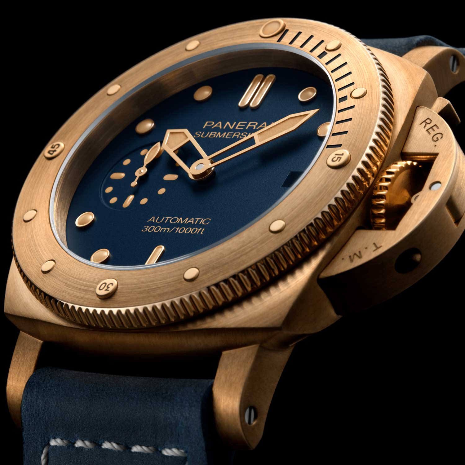 The Bronzo Blu Abisso is powered by self-winding mechanical calibre P.900 with promises a power reserve of three days