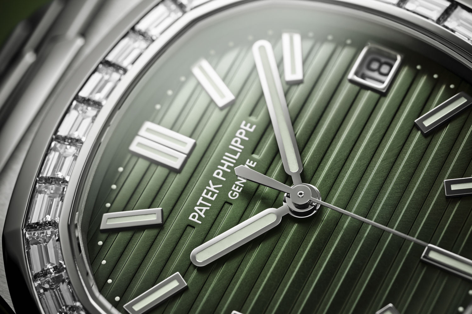 Patek Philippe Nautilus ref. 5711/1300A-001: a new and unique combination of stainless steel and baguette diamonds