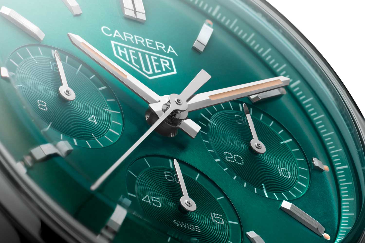 The 39 mm case of the new watch is reminiscent of the 1963 ref. 2447, the original Carrera developed by Jack Heuer.