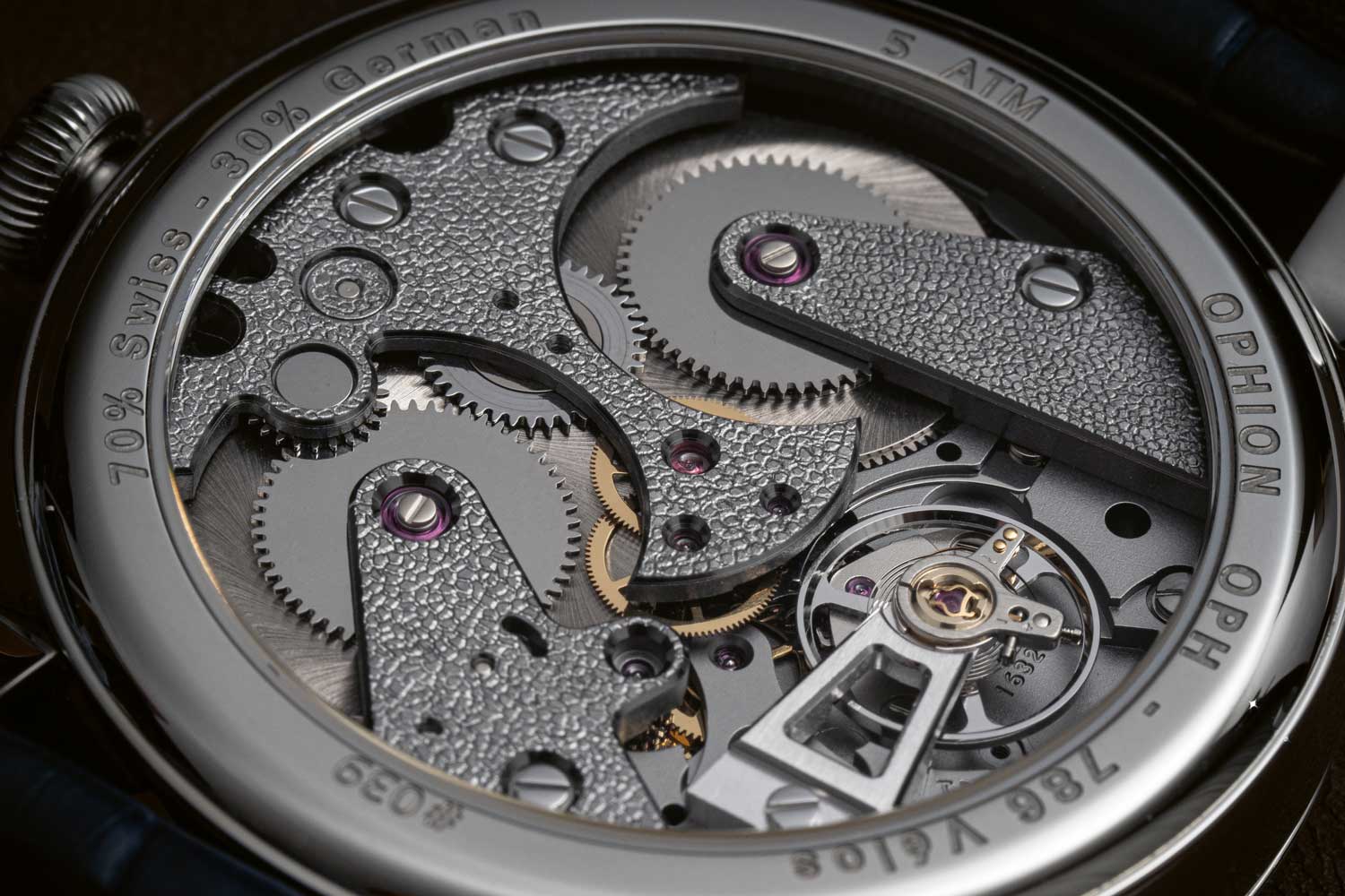 The base movement used by Ophion OPH 786 Velos is the same as the two previous watches of the brand, a proprietary movement made by Soprod with a five-day power reserve.