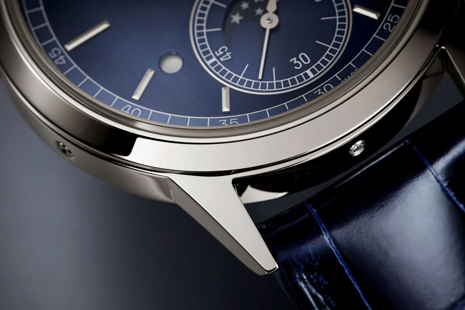 The shape of the case in reference 5236 is round and UFO-like, and it even features the same style of bezel, as well as the unmistakable short angular lugs of the reference 3448.