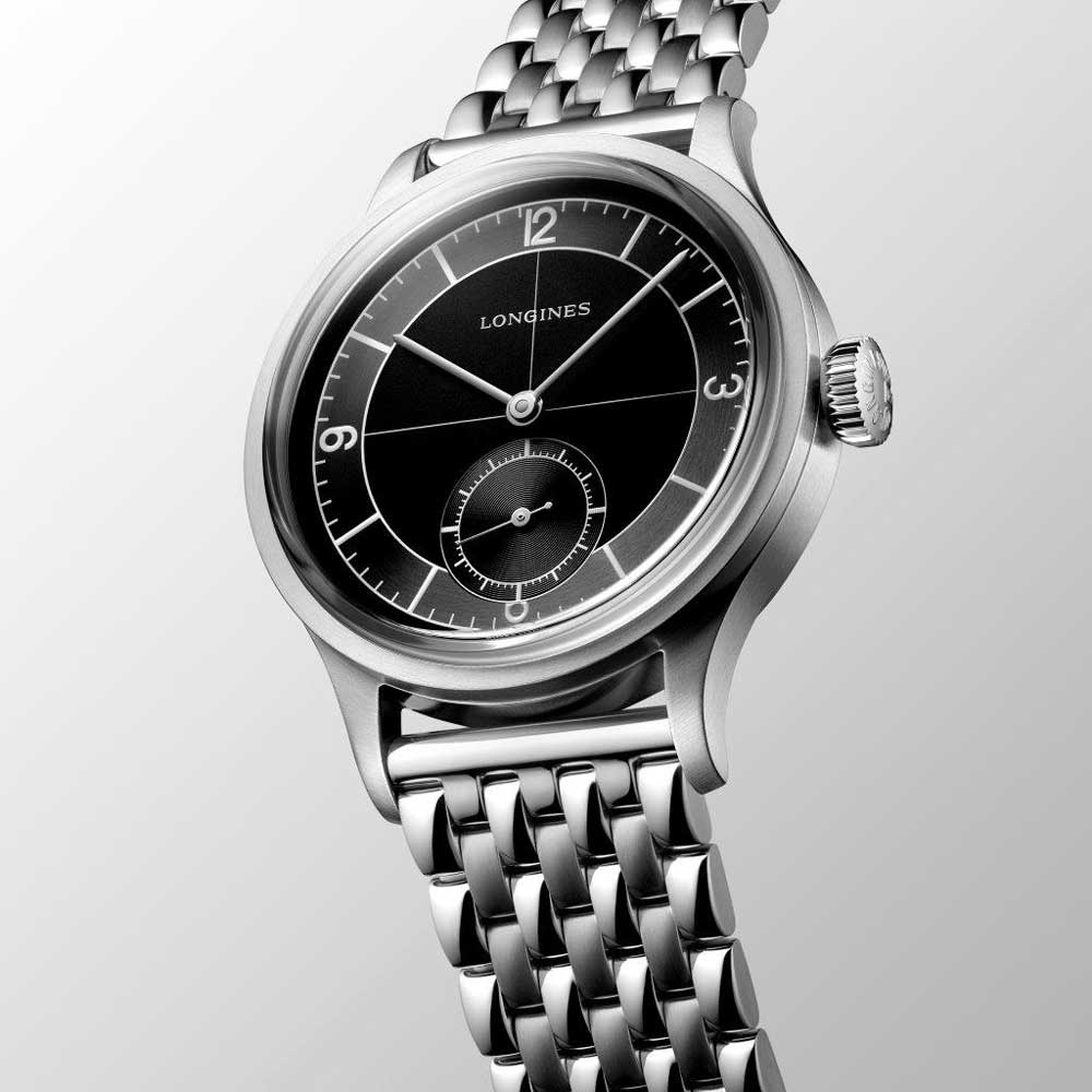 The watch is offered on a grain of rice steel bracelet with a high-end mesh that dates back to the 1940s and blends perfectly with the design of the dia