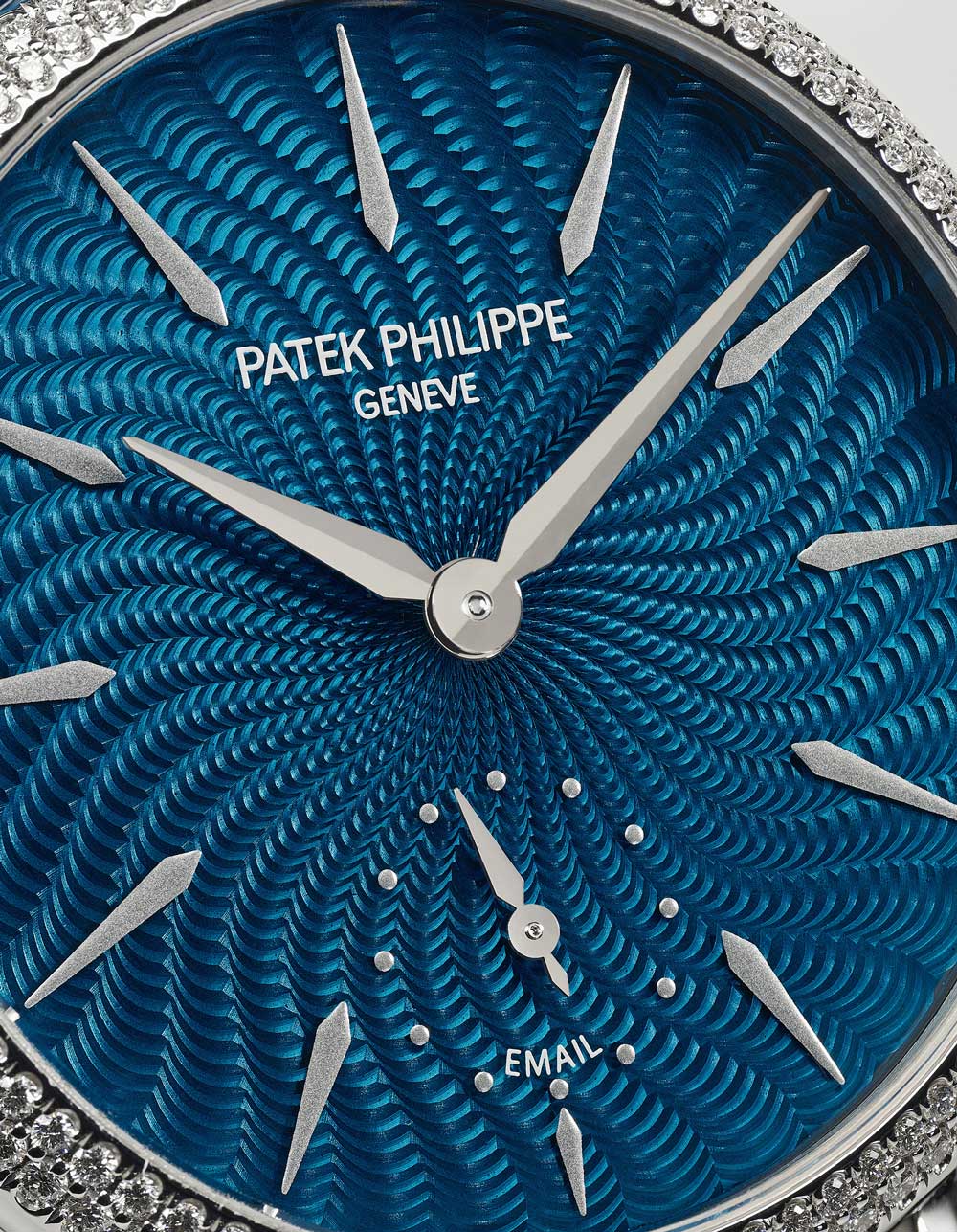 Entirely hand-guilloched with a swirling pattern inspired by the “Siamese Fighting Fish” first seen in the pocket watch Reference 992/137G-001 from 2019, the dial comes alive with its transparent blue enamel