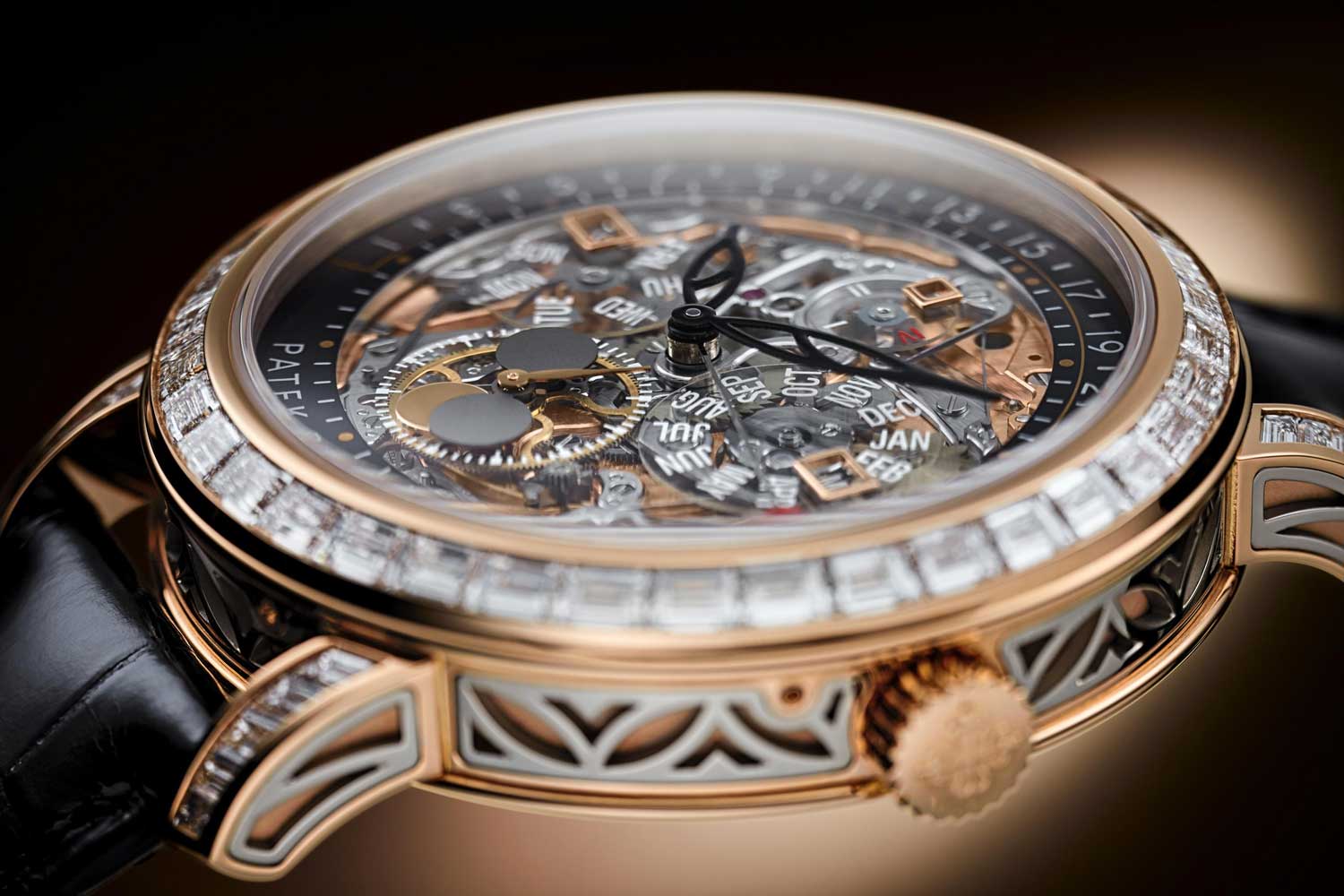 The ref. 5304/301R has its bezel, case and clasp set with 80 baguette diamonds.