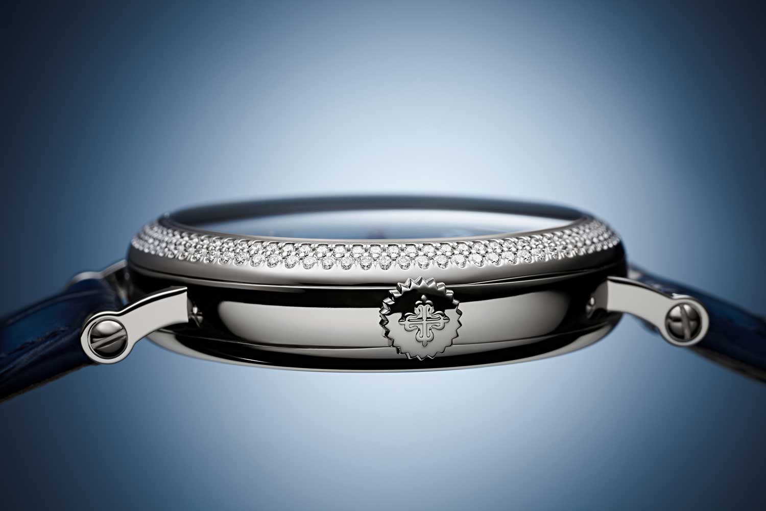 Patek Philippe’s exclusive “Flamme®” technique lends an incomparable brilliance to the bezel set with 168 Top Wesselton pure diamonds.