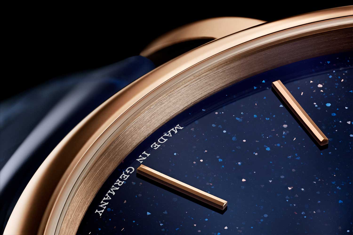 The dial of the 2021 A. Lange & Söhne Saxonia Thin, ref. 211.088 is achieved by infusing molten glass with minuscule copper particles over a flame, where its intensity is gradually decreased so what you end up with is a clear substance bespeckled with the flakes of copper that play in the light to give this starry night impression