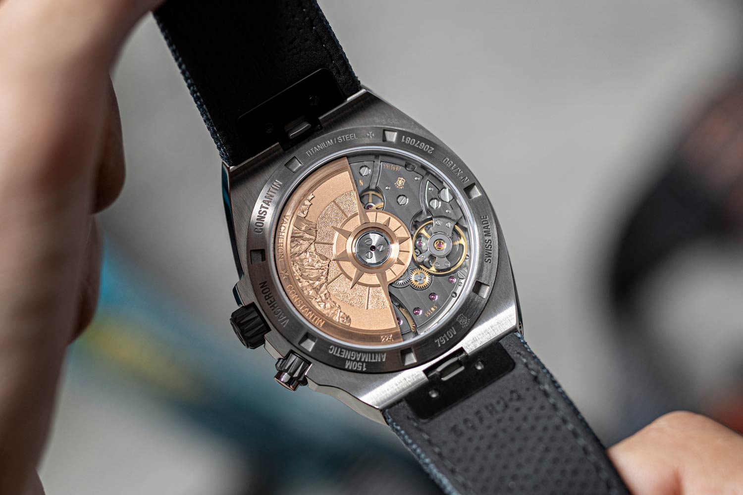 The Overseas 'Everest' Dual Time is powered by Calibre 5110 DT/2 that delivers 60 hours of power reserve (© Revolution)