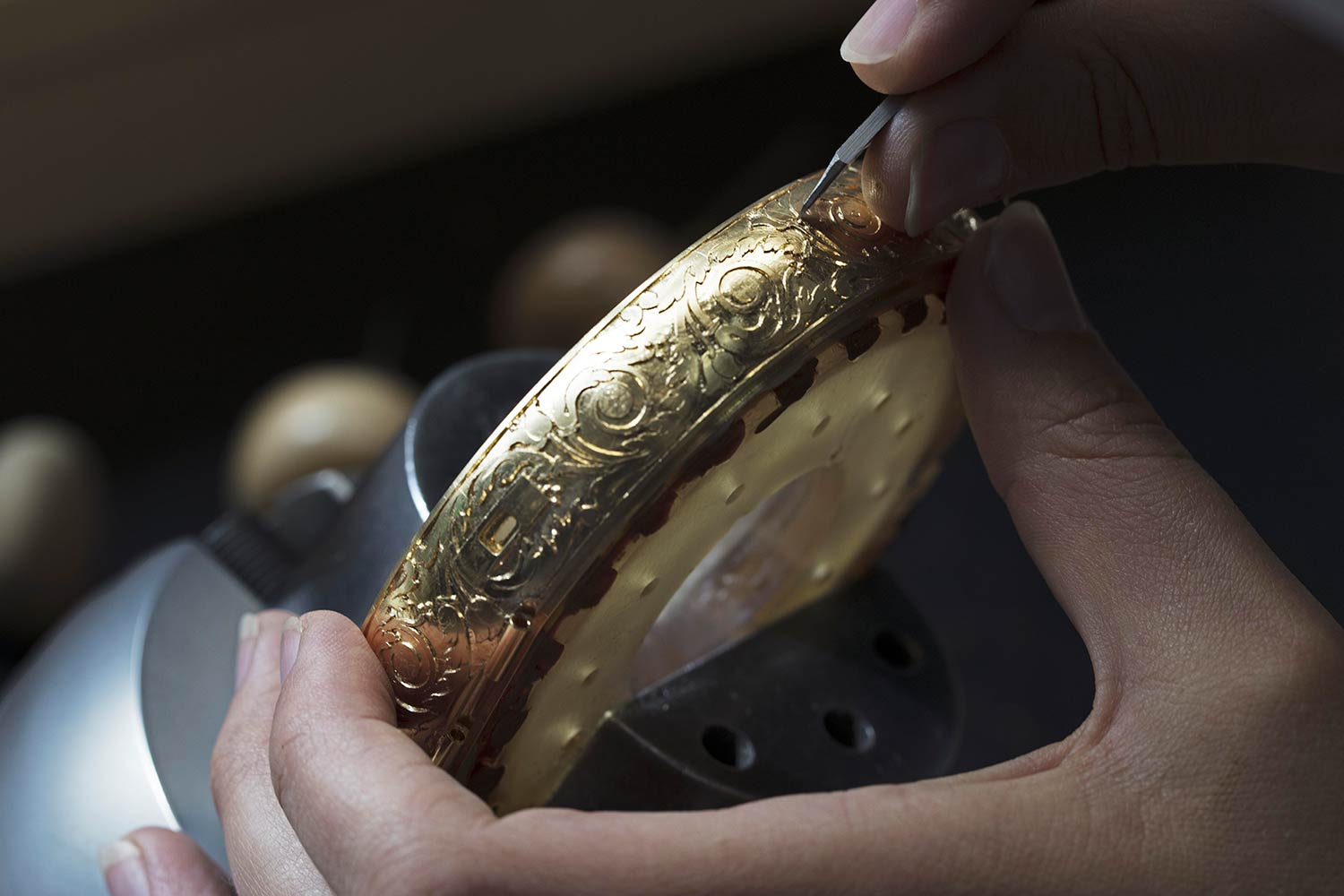It took over five months for the master engraver to enhance every little detail on the case using various traditional techniques.