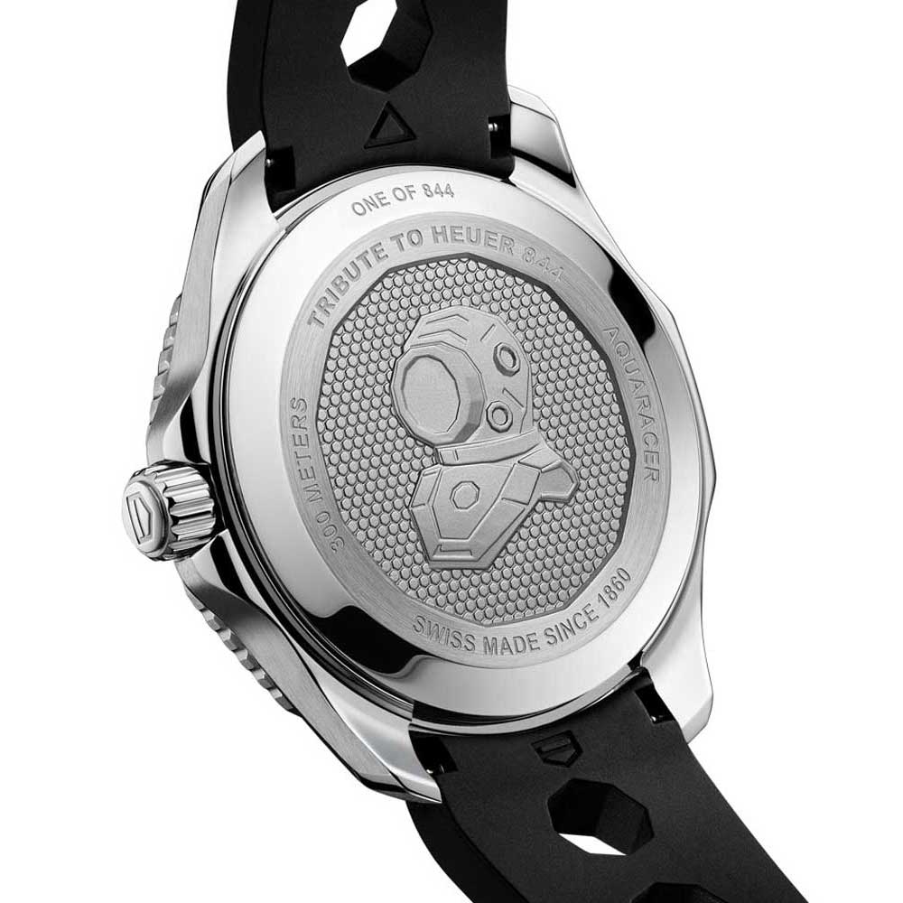 The caseback has an engraving of a scaphander diving helmet with a 12-sided faceplate that sits on a decoration of hexagons.
