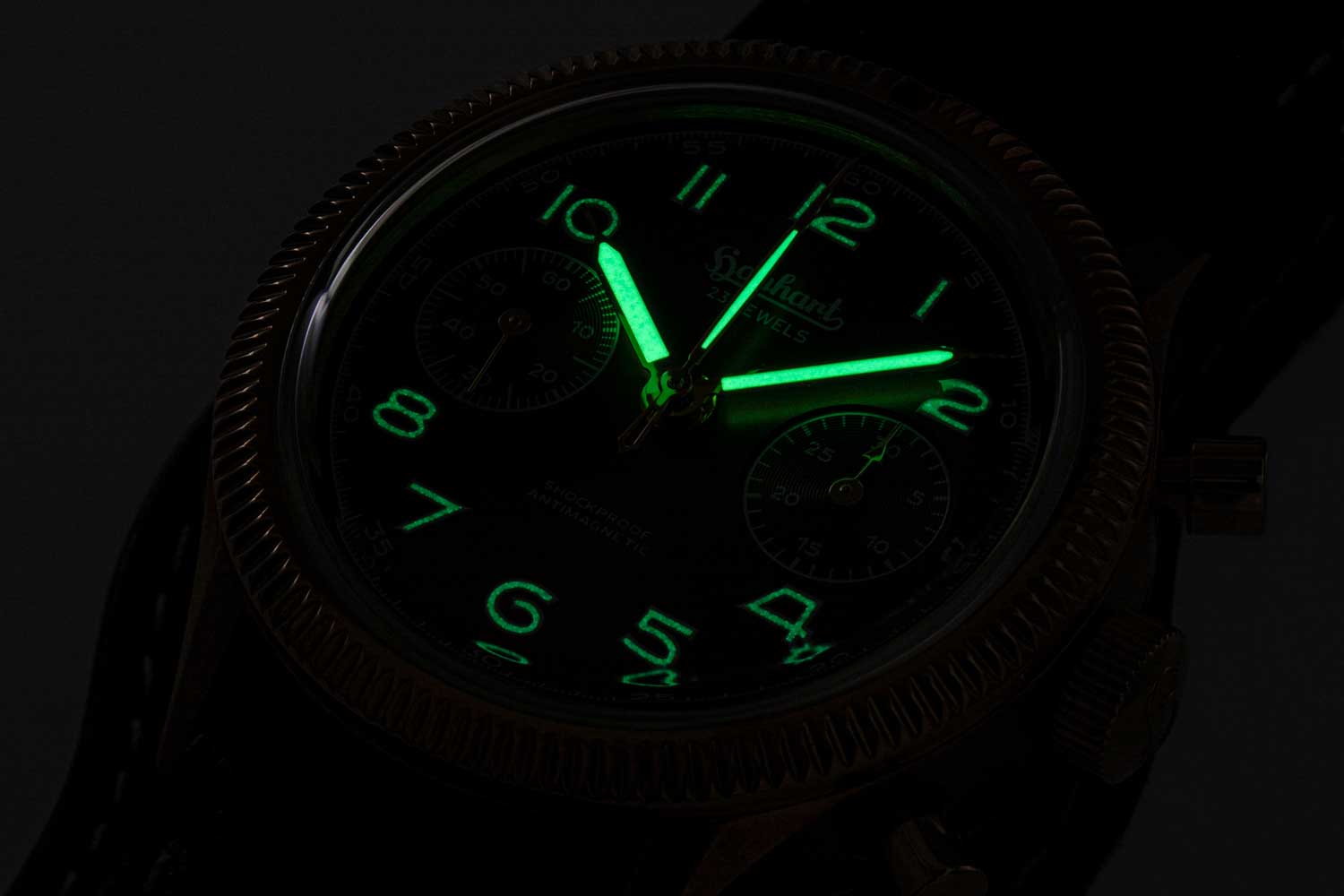 The hour markers and hands are rendered in BGW9 Super-LumiNova for top visibility in the dark (© Revolution)