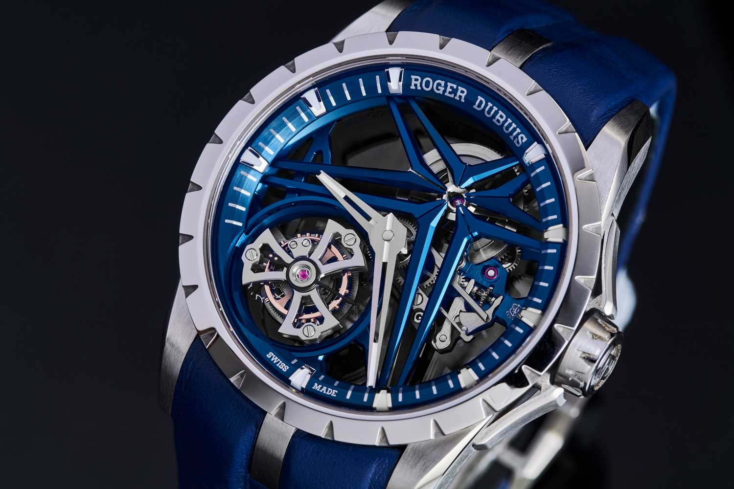 Roger Dubuis Excalibur Single Flying Tourbillon in white gold with a blue CVD coated double surface flange (© Revolution)