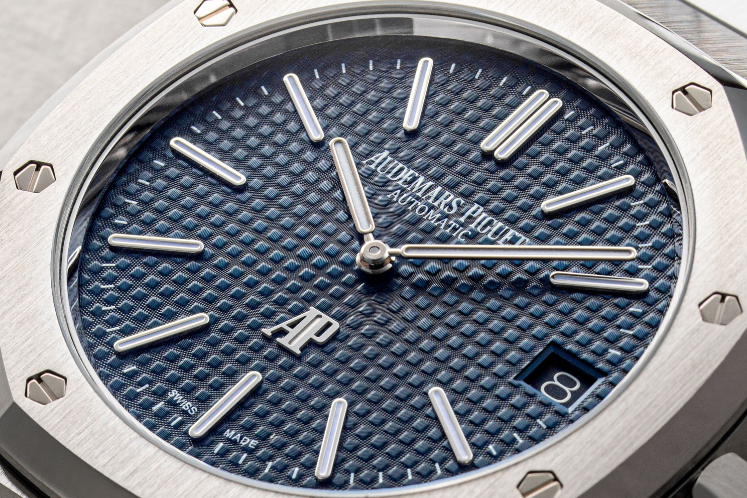 A closer look at the dial of the 16202 in stainless steel with the “Bleu Nuit, Nuage 50” dial (©Revolution)