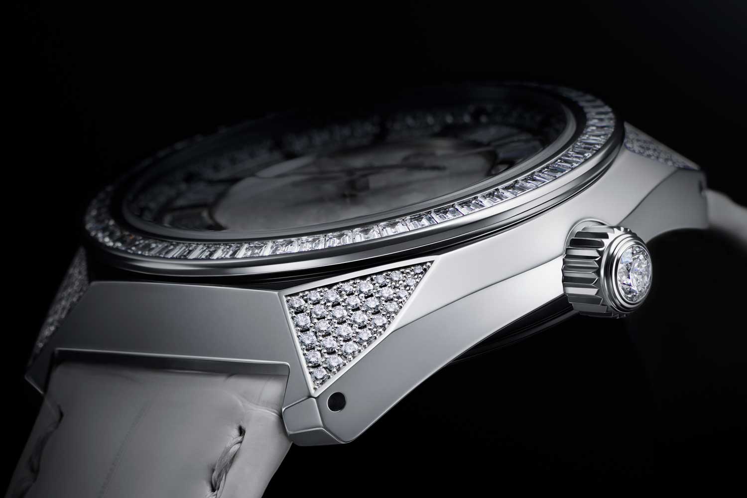 The diamonds setting on the case is so precise it presents a flawless and uniform finish