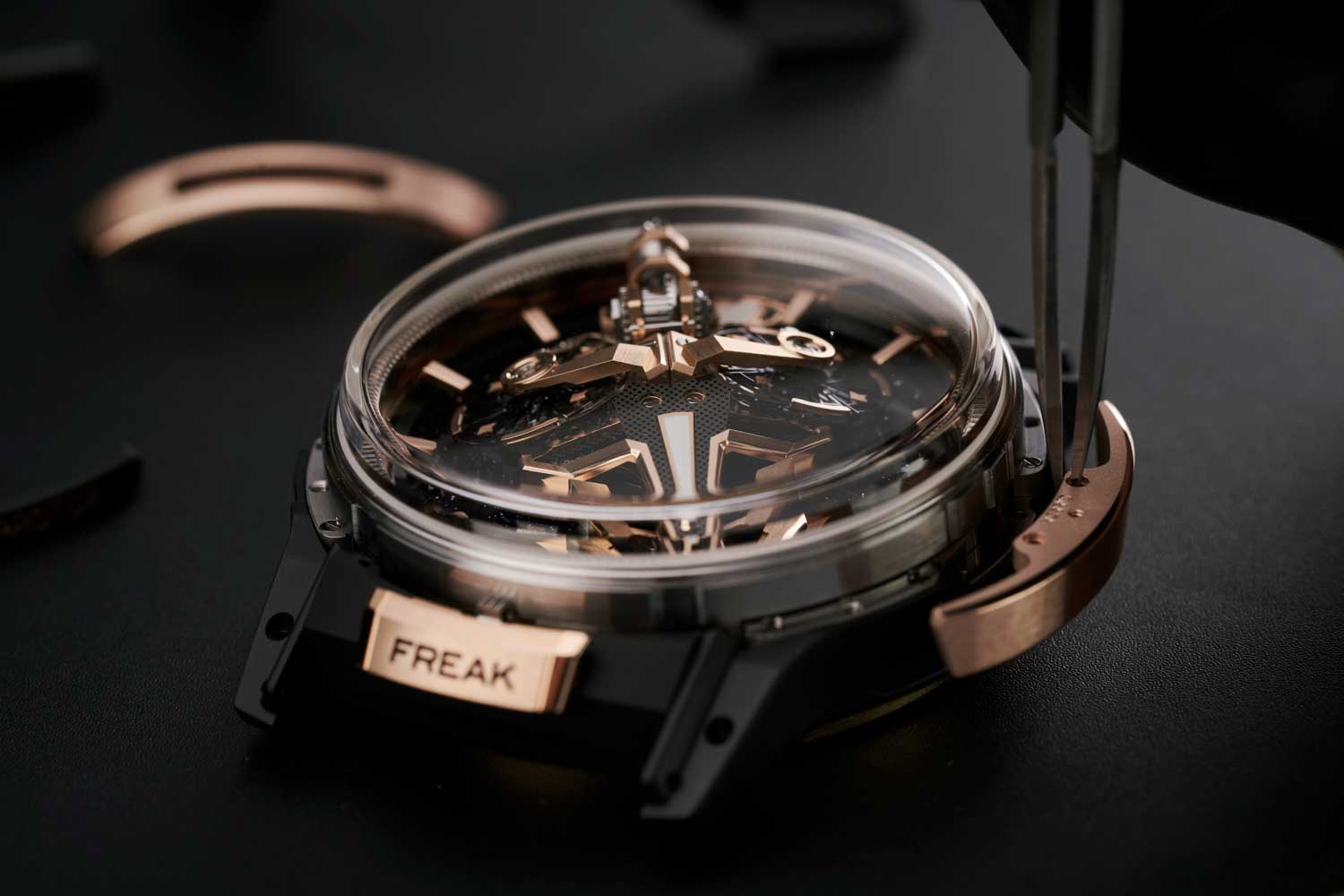 The Freak S complex case is a modular design featuring 5N rose gold, black DLC titanium and ceramic