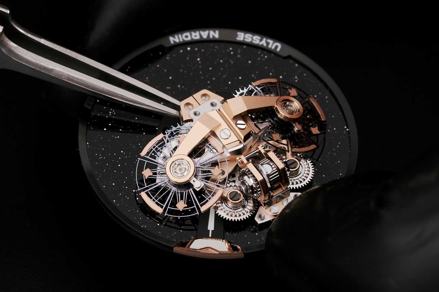 The technical wizardry of the new UN-251 movement s enhanced by a sci-fi architecture which is reminiscent of a spaceship floating in space. The craft’s pointy gold bow serves as the minute hand. A shuttle-like peripheral index indicates the hours. The aventurine disk underneath the astounding movement plays the role of the cosmo.