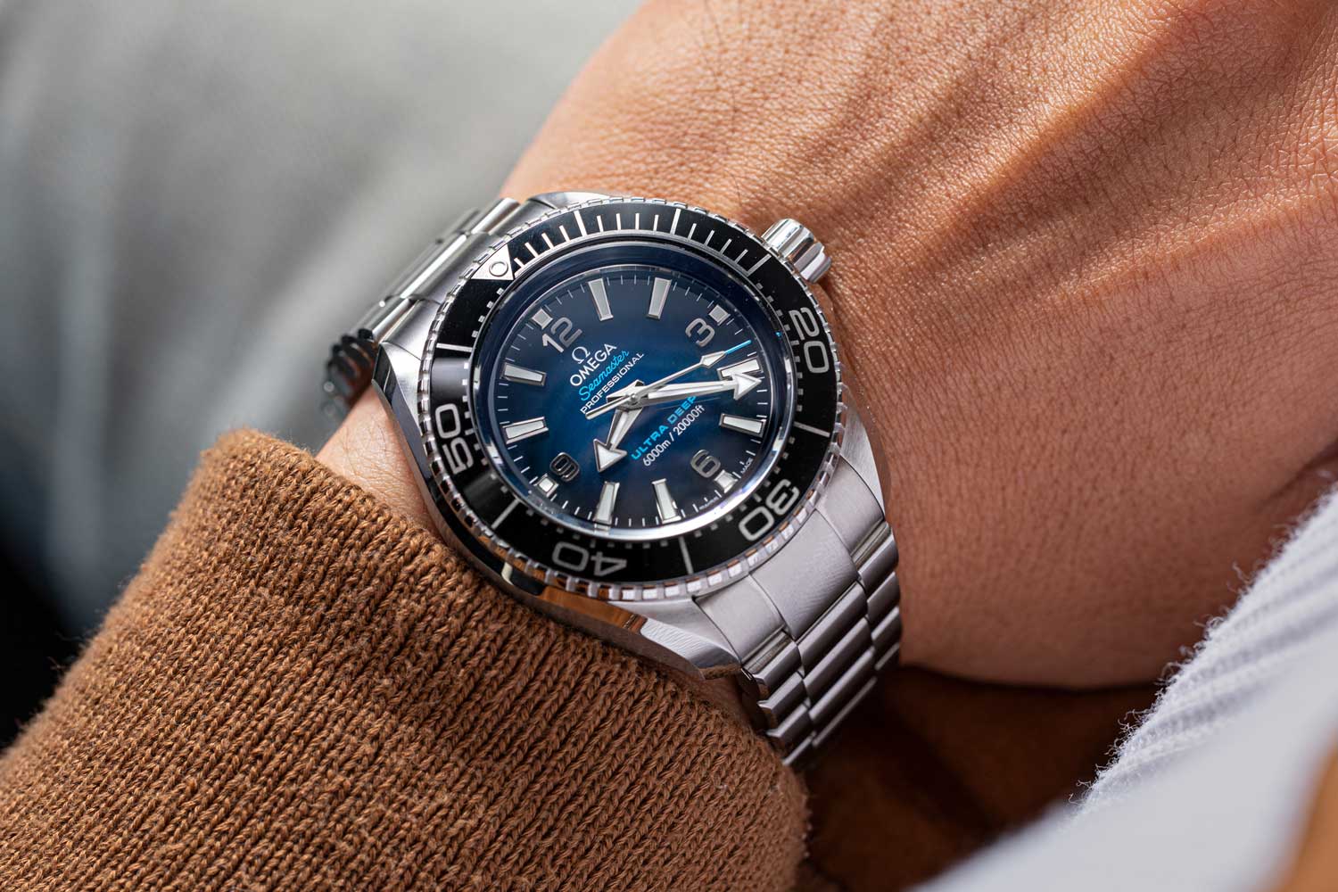 The full O-MEGASTEEL Ultra Deep is a beast of a watch and can feel quite top heavy with all that weight concentrated in the case. Or it can remind you that you’ve got on the biggest, baddest diver ever. (Image: Revolution©)