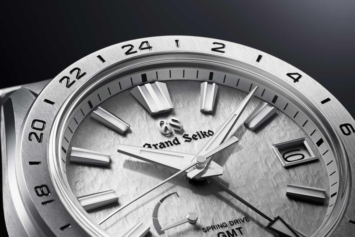 The fine dial details are inspired by the early morning mist in Shinshu